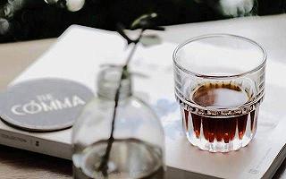 The Comma Coffee - Hoa Mai the comma coffee - hoa mai