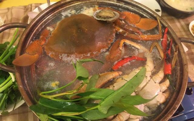 Nhà hàng nào tại Hà Nội phục vụ món hải sản lẩu cua 1?
